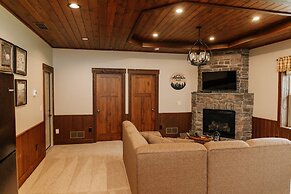 Sojourner's Lodge & Log Cabin Suites