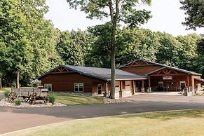 Sojourner's Lodge & Log Cabin Suites