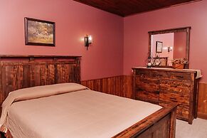 Sojourner's Lodge & Log Cabin Suites
