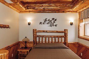 Sojourner's Lodge & Log Cabin Suites