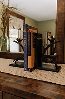 Sojourner's Lodge & Log Cabin Suites