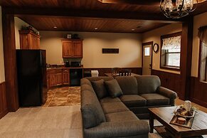 Sojourner's Lodge & Log Cabin Suites