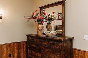 Sojourner's Lodge & Log Cabin Suites
