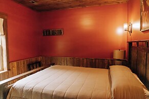 Sojourner's Lodge & Log Cabin Suites