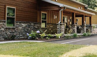 Sojourner's Lodge & Log Cabin Suites