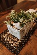 Sojourner's Lodge & Log Cabin Suites