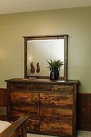 Sojourner's Lodge & Log Cabin Suites