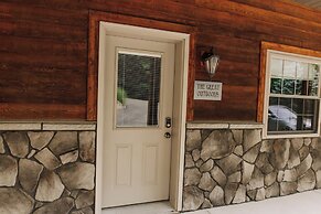 Sojourner's Lodge & Log Cabin Suites