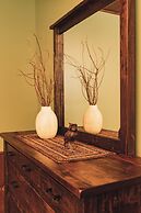 Sojourner's Lodge & Log Cabin Suites