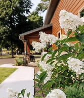 Sojourner's Lodge & Log Cabin Suites
