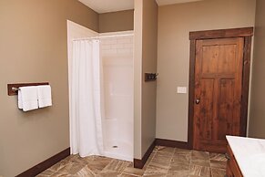 Sojourner's Lodge & Log Cabin Suites