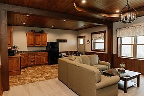 Sojourner's Lodge & Log Cabin Suites