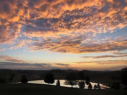 Sojourner's Lodge & Log Cabin Suites