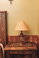 Sojourner's Lodge & Log Cabin Suites