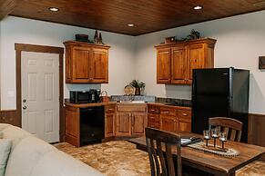 Sojourner's Lodge & Log Cabin Suites