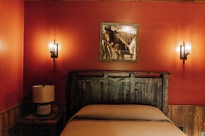 Sojourner's Lodge & Log Cabin Suites