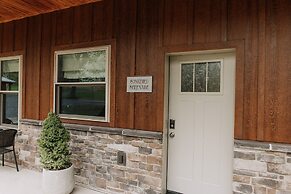 Sojourner's Lodge & Log Cabin Suites
