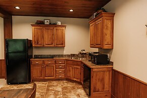Sojourner's Lodge & Log Cabin Suites