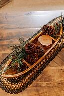 Sojourner's Lodge & Log Cabin Suites