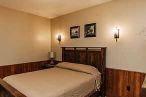 Sojourner's Lodge & Log Cabin Suites