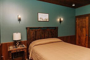 Sojourner's Lodge & Log Cabin Suites