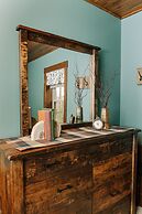 Sojourner's Lodge & Log Cabin Suites