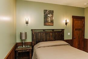 Sojourner's Lodge & Log Cabin Suites