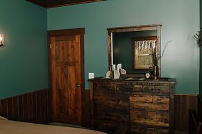 Sojourner's Lodge & Log Cabin Suites