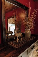 Sojourner's Lodge & Log Cabin Suites