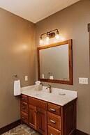 Sojourner's Lodge & Log Cabin Suites