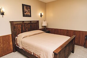 Sojourner's Lodge & Log Cabin Suites