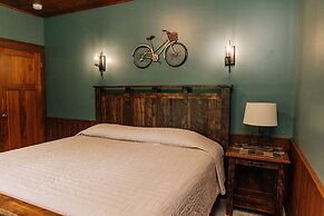 Sojourner's Lodge & Log Cabin Suites