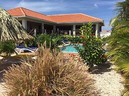 Magnificent Villa near Beach in Upscale District of Vista Royal, Jan T