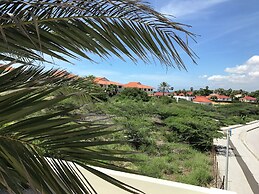 Magnificent Villa near Beach in Upscale District of Vista Royal, Jan T