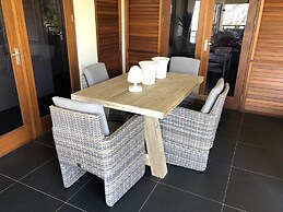 Magnificent Villa near Beach in Upscale District of Vista Royal, Jan T