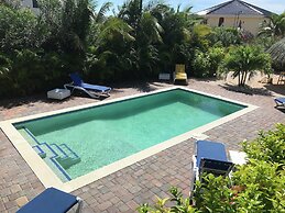 Magnificent Villa near Beach in Upscale District of Vista Royal, Jan T