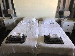 Magnificent Villa near Beach in Upscale District of Vista Royal, Jan T