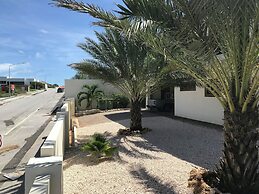 Magnificent Villa near Beach in Upscale District of Vista Royal, Jan T