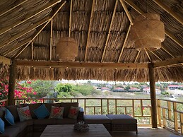 Magnificent Villa near Beach in Upscale District of Vista Royal, Jan T