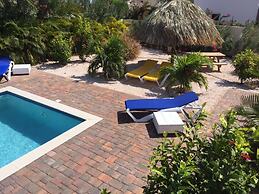 Magnificent Villa near Beach in Upscale District of Vista Royal, Jan T