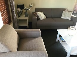 Magnificent Villa near Beach in Upscale District of Vista Royal, Jan T