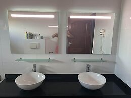 Magnificent Villa near Beach in Upscale District of Vista Royal, Jan T