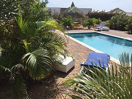 Magnificent Villa near Beach in Upscale District of Vista Royal, Jan T