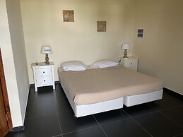 Magnificent Villa near Beach in Upscale District of Vista Royal, Jan T