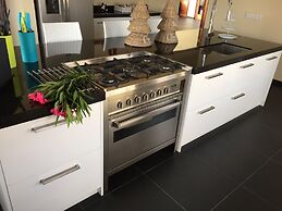 Magnificent Villa near Beach in Upscale District of Vista Royal, Jan T