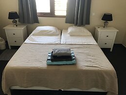 Magnificent Villa near Beach in Upscale District of Vista Royal, Jan T