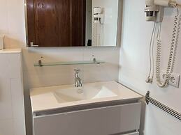 Magnificent Villa near Beach in Upscale District of Vista Royal, Jan T