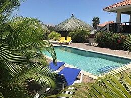 Magnificent Villa near Beach in Upscale District of Vista Royal, Jan T