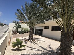 Magnificent Villa near Beach in Upscale District of Vista Royal, Jan T