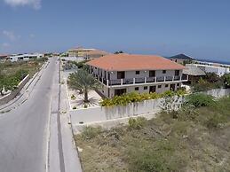 Magnificent Villa near Beach in Upscale District of Vista Royal, Jan T